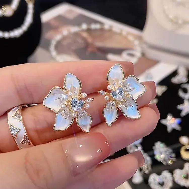 铜合金耳饰 高级感珠珠花朵耳钉女2025新款轻奢小众气质耳环耳饰