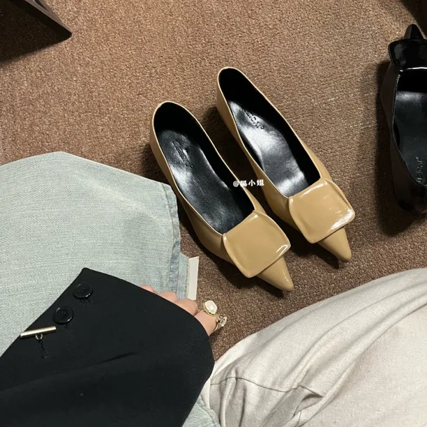 2025秋季新款法式气质红色粗跟尖头单鞋配裙子百搭黑色低跟女鞋