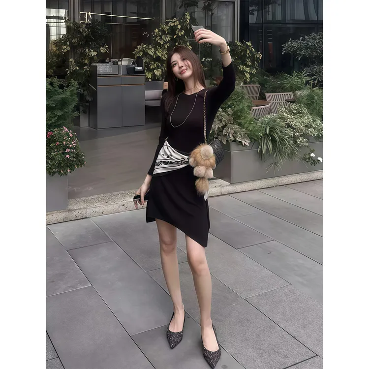 纯欲辣妹圆领长袖连衣裙女早秋新款修身显瘦小众设计感包臀短裙