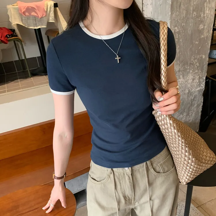 热销夏日韩里韩气的穿搭撞色拼接圆领短袖T恤女2025新款修身显瘦