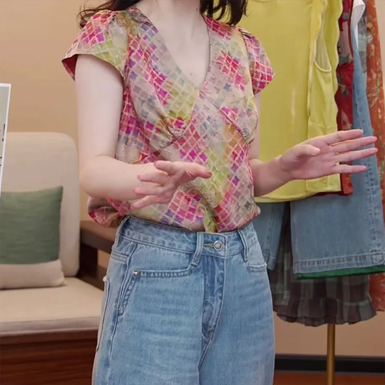 2025年夏季新款印花设计感V领短袖T恤女生百搭减龄洋气潮流上衣