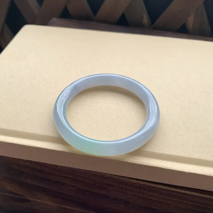 冰透淡绿圆条手镯，特价16800圈口53.7-9.2-8.6，天然翡翠缅A细纹