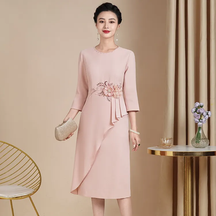 粉色连衣裙2024婚宴新款气质减龄婚礼妈妈装修身显瘦中长裙子