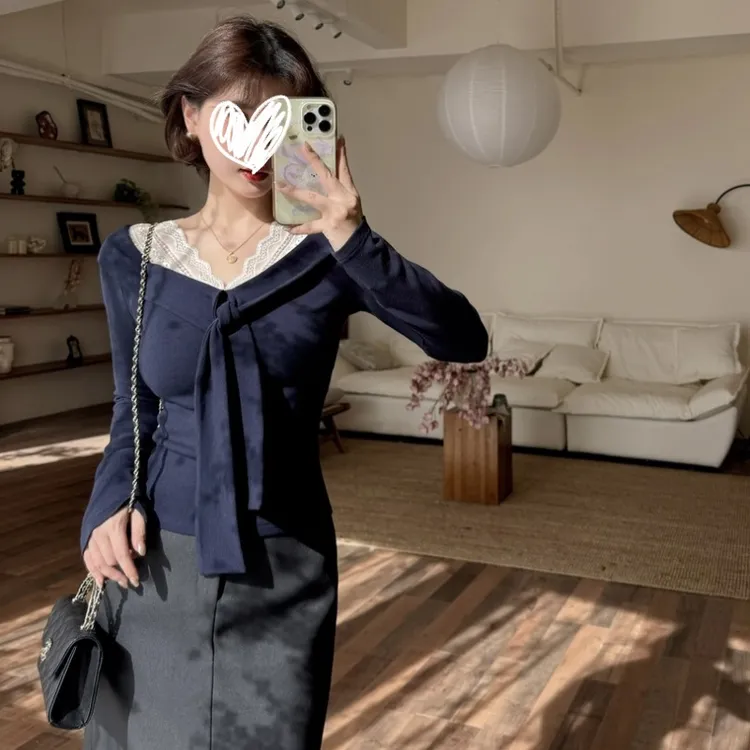 2025年秋季新款法式蕾丝蝴蝶结绑带V领长袖T恤修身显瘦纯欲女上衣