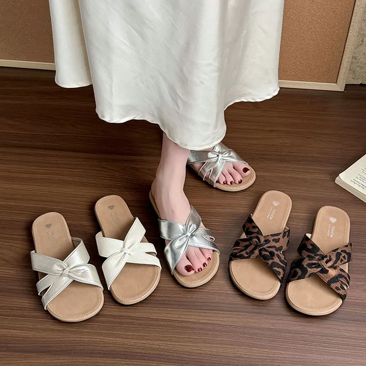 网红超火平底一字拖鞋女外穿2025夏季新款设计感软底沙滩百搭凉拖