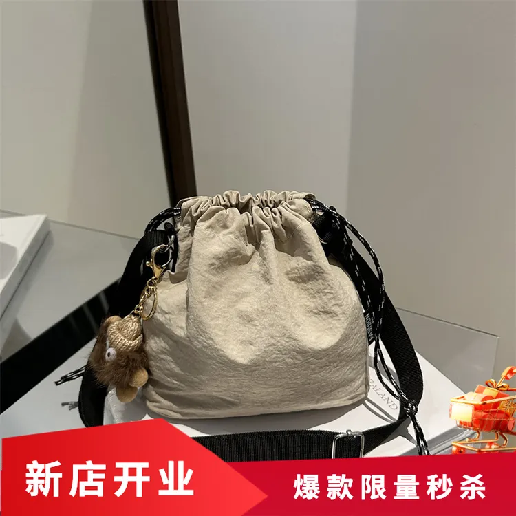 【爆款推荐】夏季新款尼龙斜挎包小众设计抽绳单肩包日系潮流时尚褶
