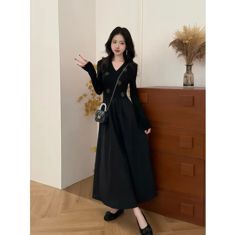 纯欲复古气质重工烫钻V领连衣裙女装秋季新款收腰显身材A字长裙子