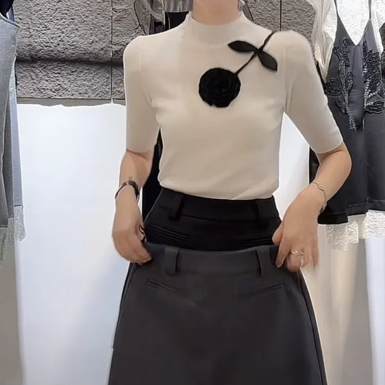  薄款花朵针织中袖显瘦修身设计感毛针织衫2025知性通勤上衣女