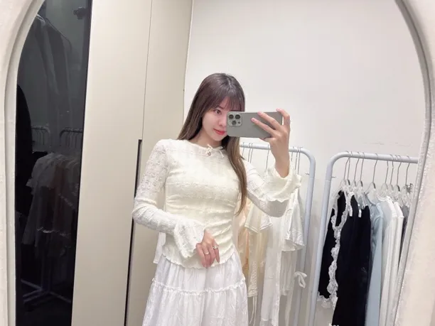 设计感喇叭袖镂空软糯长袖T恤内搭春御姐纯欲甜美