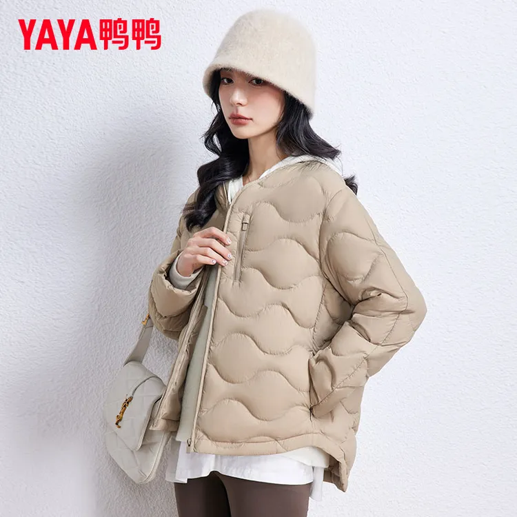 YAYA/鸭鸭新款轻薄羽绒服女短款时尚休闲舒适冬季保暖V领外套