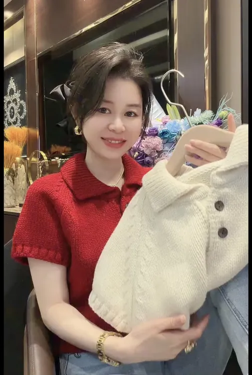 2025秋冬季新款韩系时尚洋气减龄宽松百搭翻领短袖针织衫女毛衣潮
