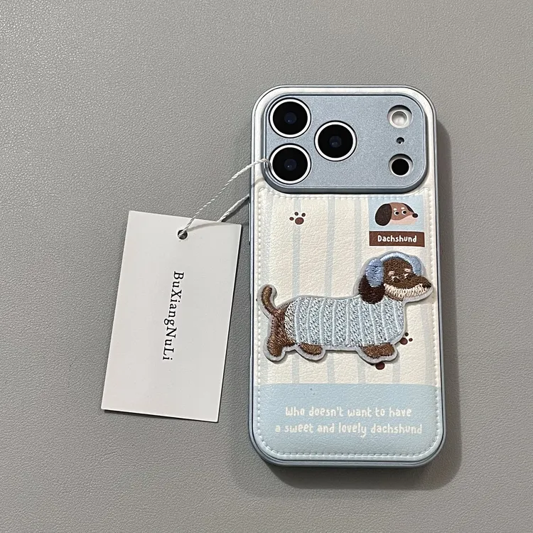 可爱刺绣蓝衣腊肠狗适用苹果17pro手机壳iPhone16promax全包15/14