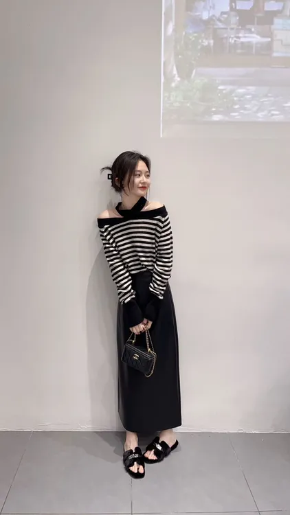 入秋一整套轻奢女装新款韩系高级感挂脖条纹显瘦上衣休闲百搭裙子