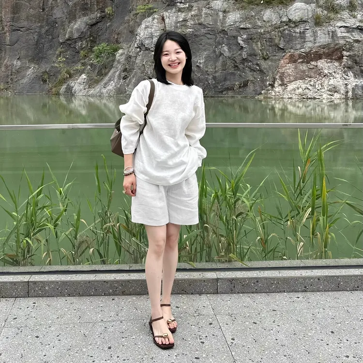 松弛感简约亚麻套装女夏季白色小香风圆领棉麻衬衫显瘦短裤两件套