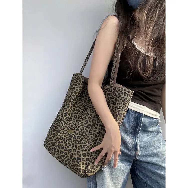通勤豹纹帆布包包女2025新款时尚学院风托特包休闲通勤大容量布包
