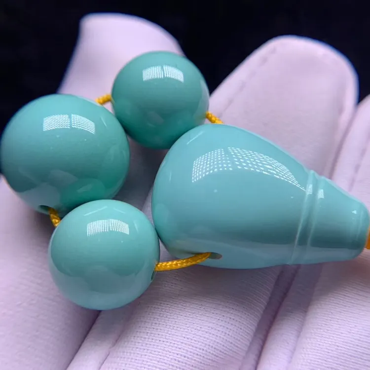 原矿绿松石圆珠套装。顶珠12mm腰珠10mm，三通13×11.5×21，重10.7克！