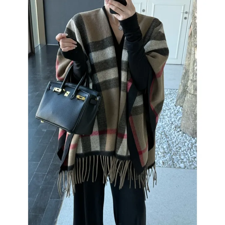 秋冬新款流苏披肩斗篷百搭格子高级感外搭围巾女时尚