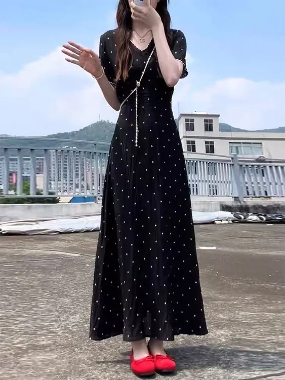 2025新款今年流行漂亮黑色波点连衣裙子女装夏季爆款显瘦掐腰长裙