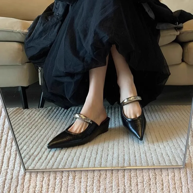 法式尖头坡跟金属扣一字带包头半拖鞋女外穿2025新款一脚蹬穆勒鞋