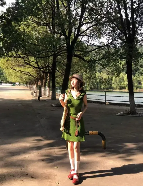 2025夏季新款法式收腰度假绿色彩线裙v领一字领两穿连衣裙