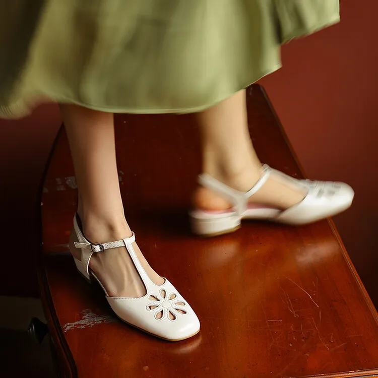 方头低跟后空镂空花朵真皮单鞋女法式包头银色丁字带玛丽珍些凉鞋