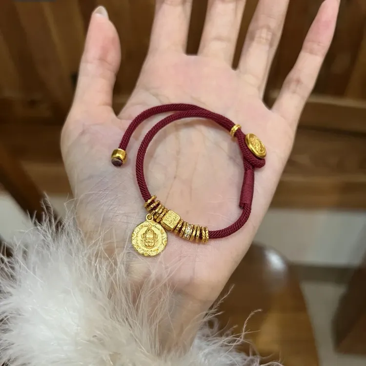 铜合金手链 镀红色强保色古法黄财神盘缠红绳手链圆牌小滴溜手串
