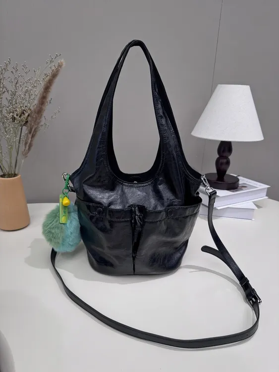 新款小众原创设计双面可背油蜡牛皮褶皱多隔层单肩斜挎腋下水桶包