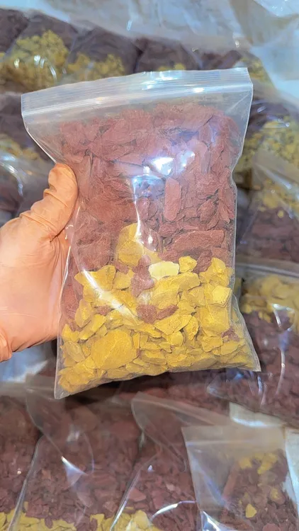 两种混合碎土金黄那拉提红土装好的选不了可食用土