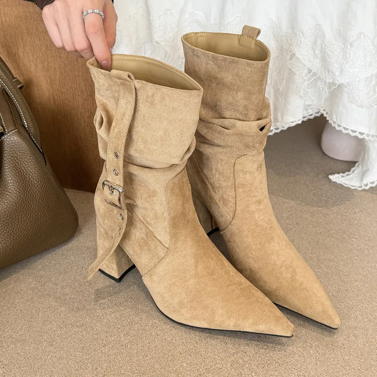 elingstudio 秋日灵感！杏色尖头皱褶高跟短靴女2025年秋季马丁靴