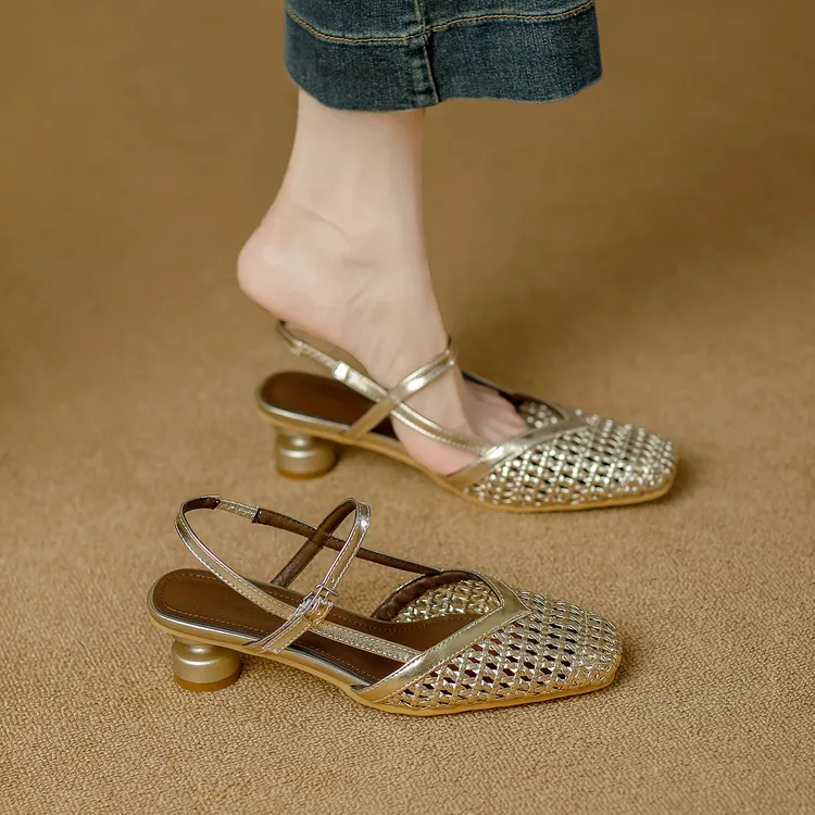 包头凉鞋女款2025新款爆款夏季外穿配裙子方头镂空粗跟一字带凉鞋