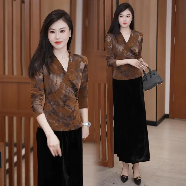 复古提花V领长袖t恤女2025秋季新款设计感修身显瘦打底衫百搭内搭