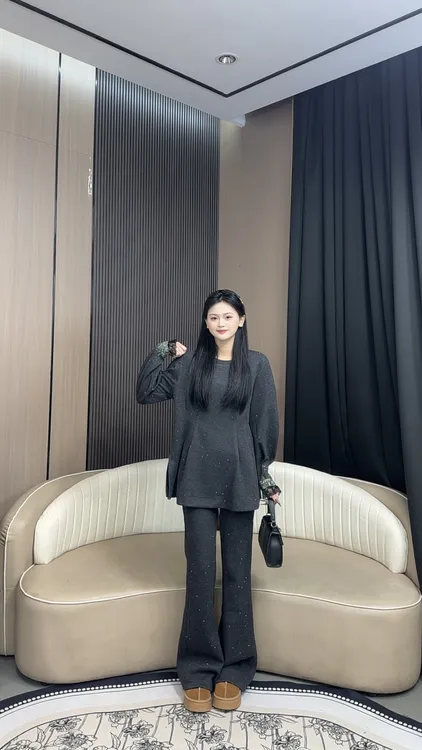 【允儿严选】冬季烫钻袖口拼接蕾丝上衣+烫钻显瘦满天星喇叭裤