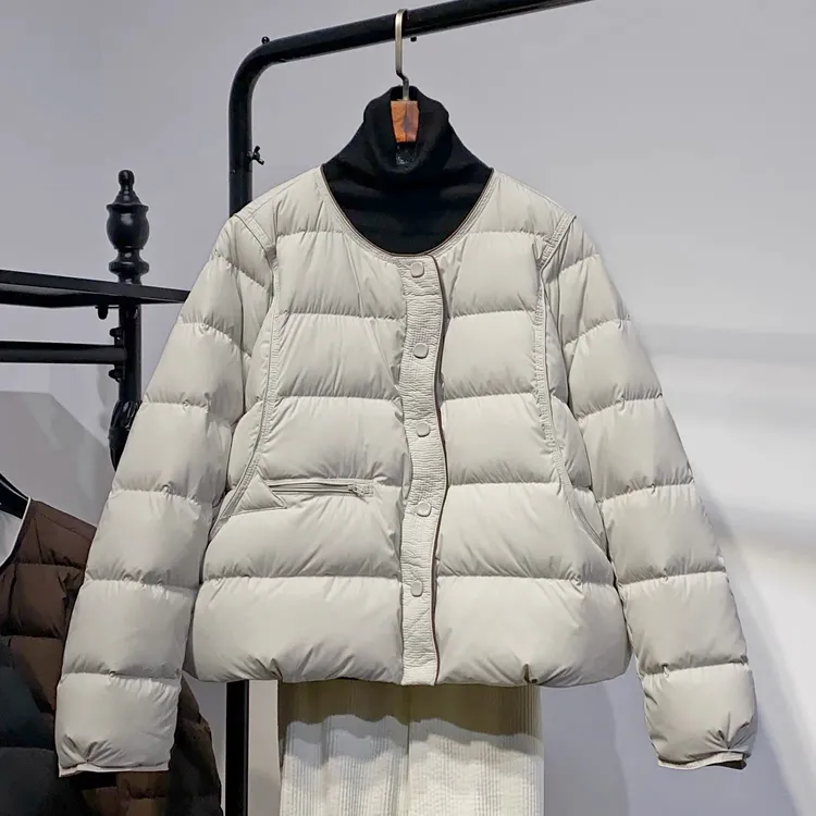 西西XINGSH 2025新款秋冬设计感撞色简约洋气圆领白鸭绒羽绒服