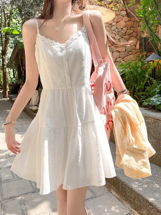 甜美温柔初恋感白色吊带连衣裙夏季新款爆款气质仙女海边度假短裙