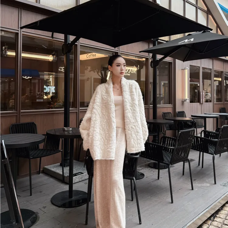 金女士专属云雾石狐厚实保暖蝙蝠袖皮毛一体披肩式外套女慵懒顺滑环保毛大衣