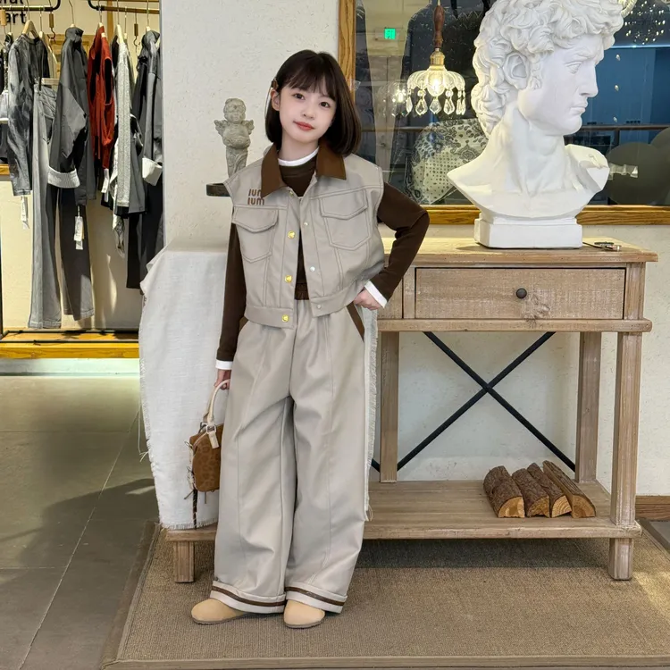 女童蛋白皮马甲套装2025年时尚春秋装韩范女孩打底衫马甲长裤三件