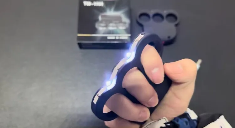 三指闪电拳高压电击防身玩具户外应急防爆带上就是炫酷电拳无照明