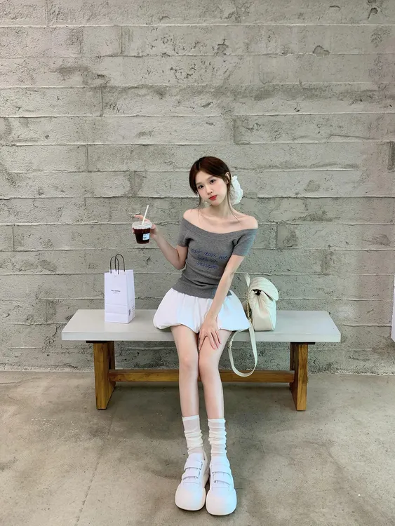 【好心情】韩系短款露肩针织印花T恤短袖上衣高腰白色花苞半身裙女