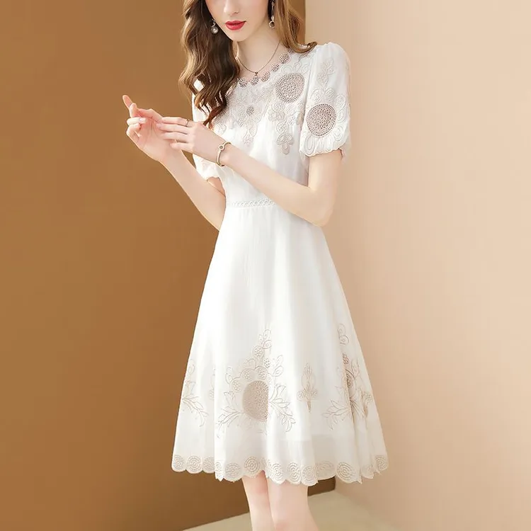 本魅气质名媛连衣裙女2025夏新款短袖圆领印花收腰显瘦