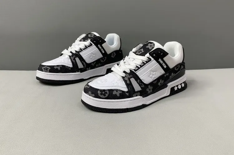 通用低帮中帮轻质情侣透气板鞋百搭男鞋职场休闲风