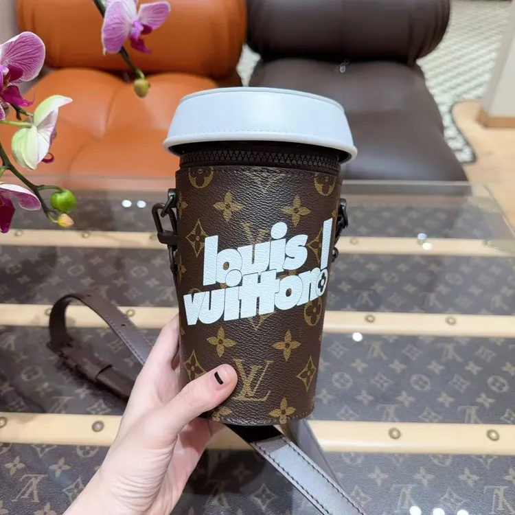 99新 LouisVuitton/路易威登 经典老花 咖啡杯单肩斜挎包！芯片款