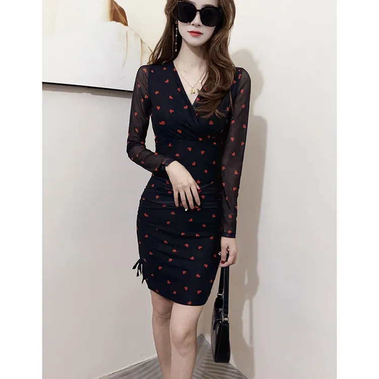 秋装新款连衣裙爱心印花V领收腰遮肚显瘦包臀裙子