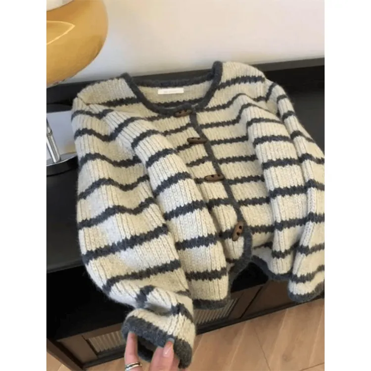 复古条纹上衣牛角扣浣熊绒毛衣外套女秋冬2025新款慵懒针织开衫