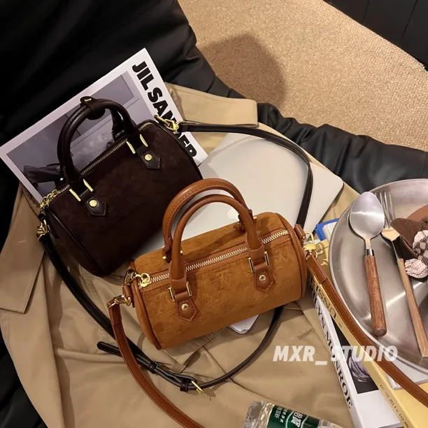 【雪顶咖啡】2025新款小众设计复古麂皮保龄球包枕头包女时尚手提包