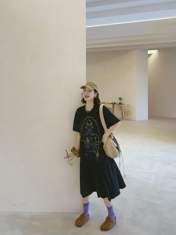 2025夏季新款法式气质高级感圆领绣花插袋拼接针织连衣裙