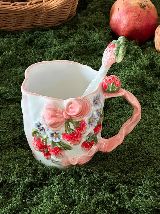 创意ins陶瓷莓花蝴蝶结杯马克杯精致爆款带勺咖啡杯办公室喝水杯