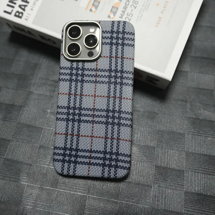 巴宝莉适用于苹果16ProMax凯夫拉碳纤维磁吸轻薄奢华手机壳女友款