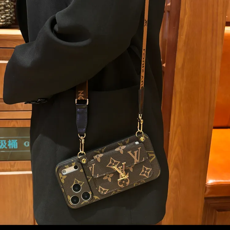 适用17promax斜挎可背手机壳iPhone16promax可插卡15全包带卡包女