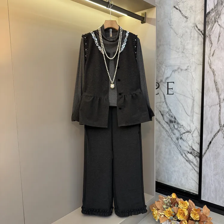 2025新款重工亮片圆领减龄洋气胖mm马甲+小衫+裤子套装8959