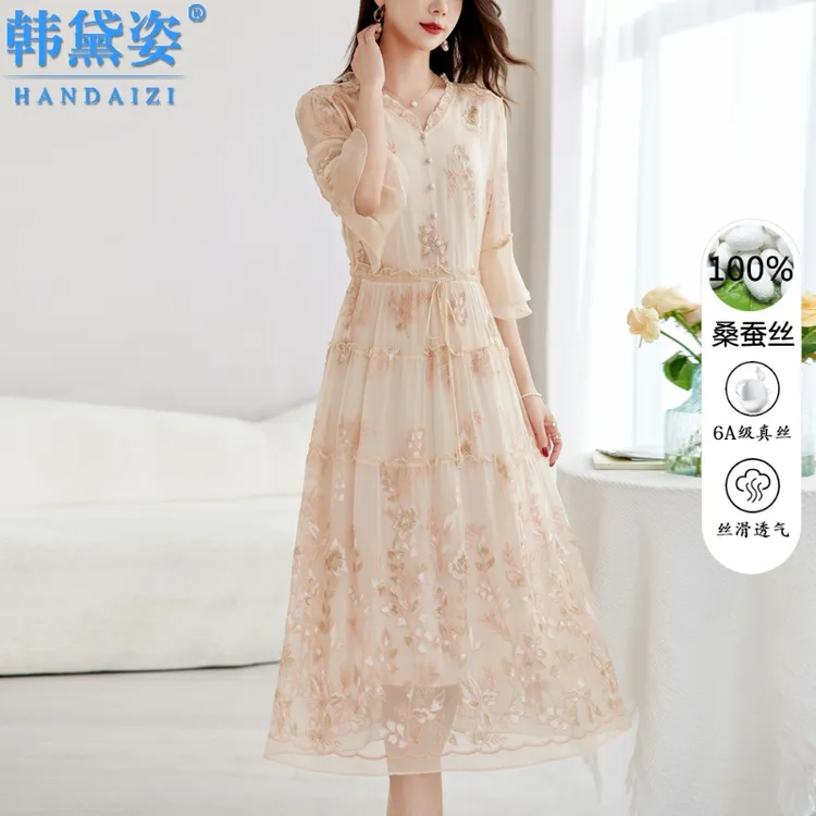 高级感轻奢刺绣真丝连衣裙女中长款2025夏系带修身桑蚕丝V领裙子